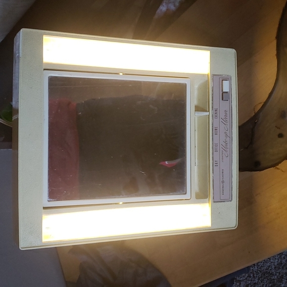1960s-1970s General Electric Lighted Make-up Mirror - Picture 2 of 3